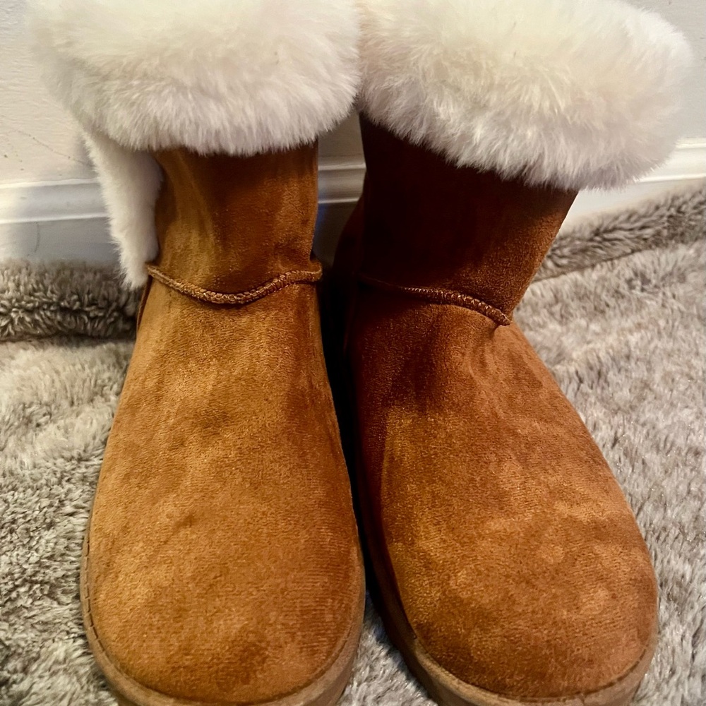 SO Tan Suede Winter Boots with White Fur Trim